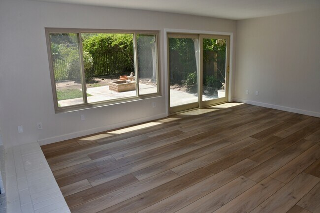 Building Photo - 10575 Canyon Lake Dr