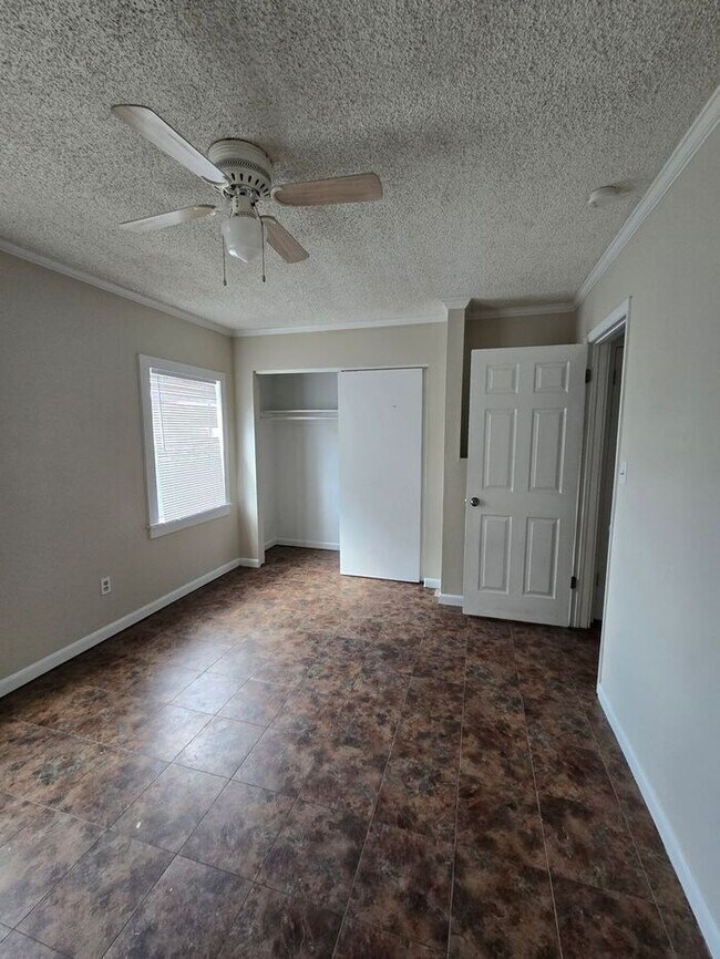 Building Photo - 2 bedroom Townhome off Pensacola Available