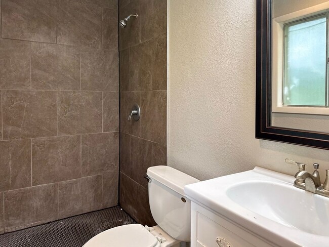 Building Photo - 3 Bedroom / 2 Bath / 2 Car Garage