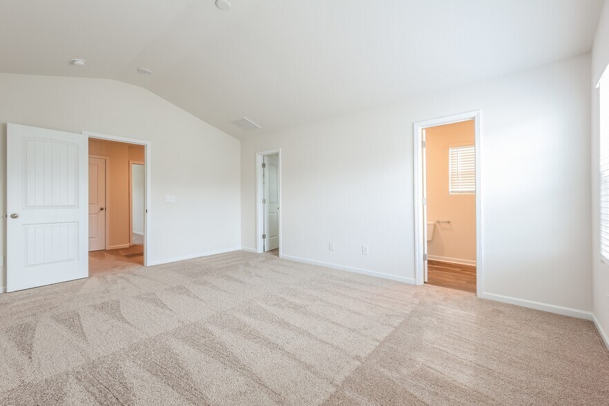 Building Photo - 2106 Southlea Dr