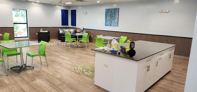 Building Photo - 3150 N Palm Aire Dr