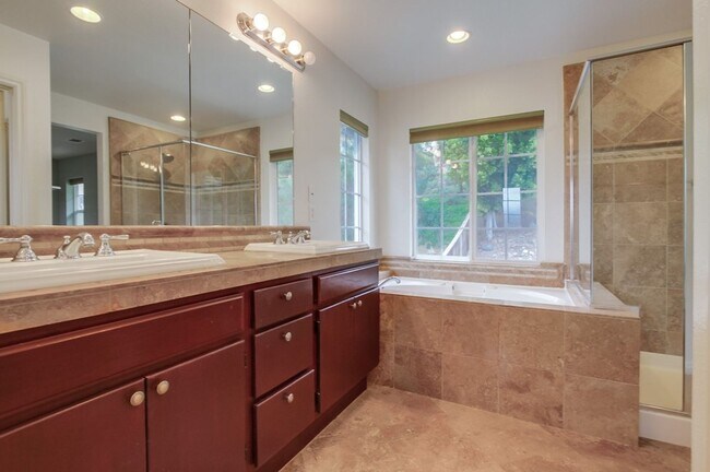 Building Photo - 4 Bedroom Cul-de-Sac home in San Elijo Hills!