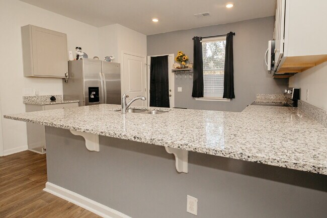 Building Photo - "One Level, Charming 3 bedroom 2 Bath in Goose Creek – 1256 Sq Ft of Comfort!"