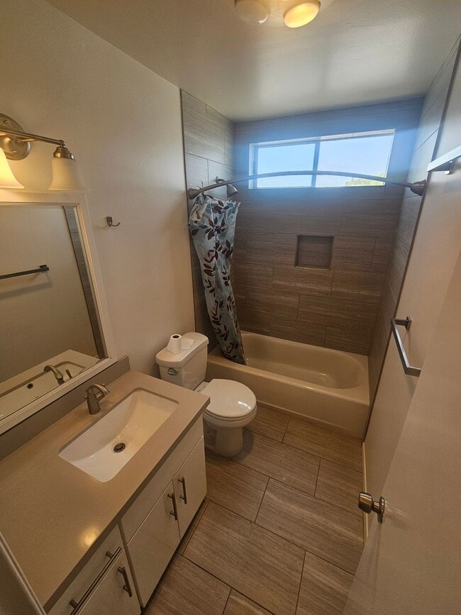 Building Photo - 2 bed 1.5 bath for rent just minutes away from the beach