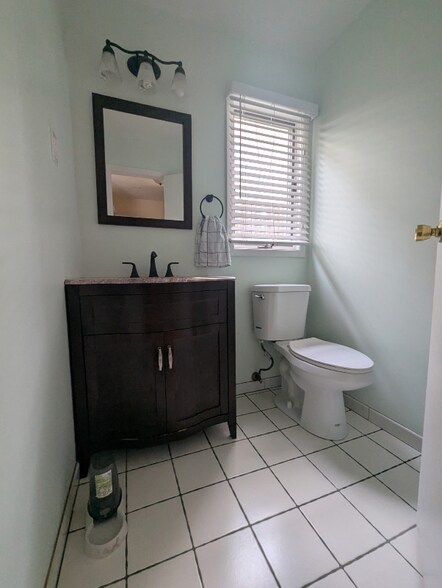 Building Photo - 34 Nesaquake Ave