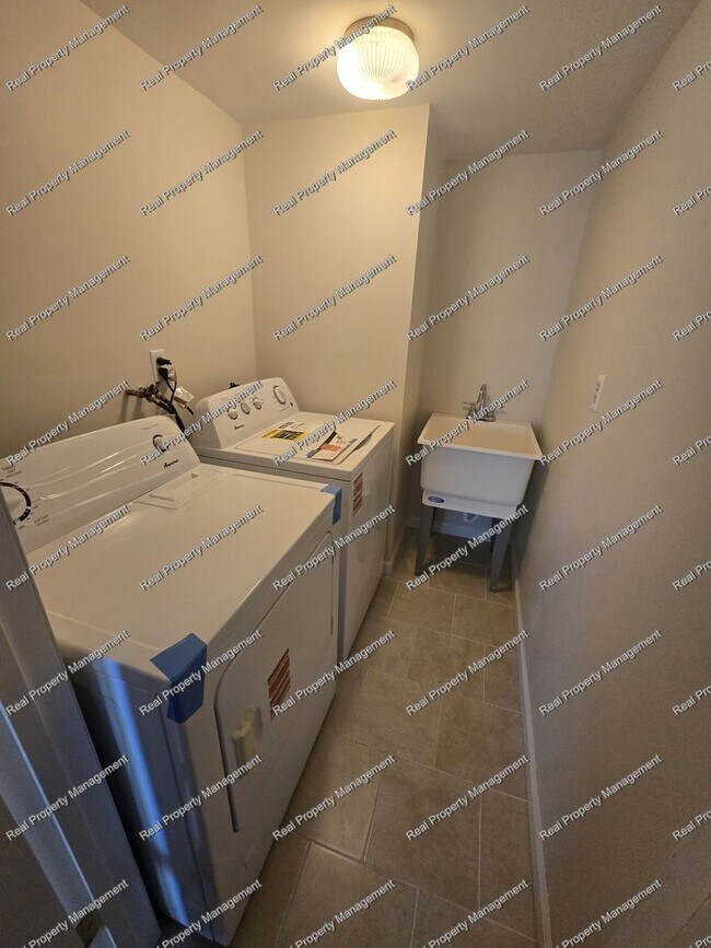 Building Photo - Three Bedroom Tri-Level in LOFS