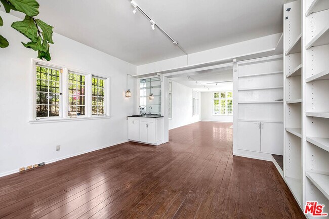 Building Photo - 2441 Glendower Ave