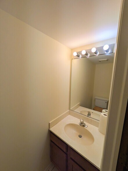 Building Photo - 28 N Oltendorf Rd