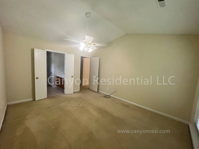 Building Photo - Beautiful 3b Room!Move in ready!