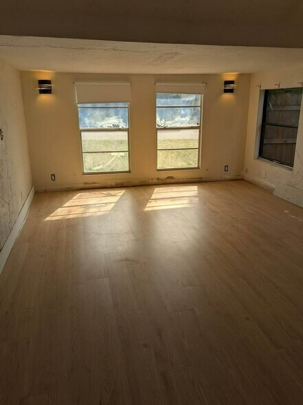 Building Photo - 605 NE 27th St