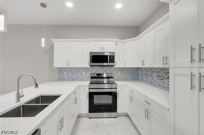 Building Photo - 917 Margaret Ave S