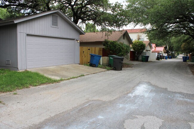 Building Photo - 3-BEDROOM IN CASTLE HILLS FOREST