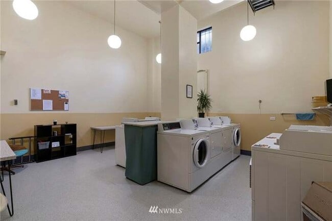 Building Photo - Light and Bright 1 bedroom 1 bath condo first hill