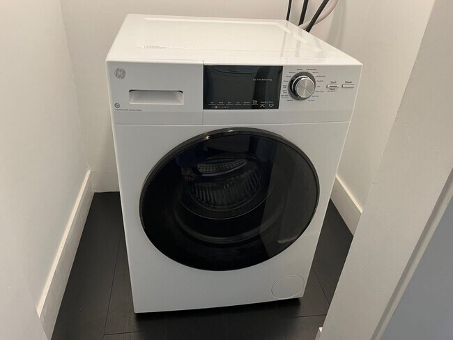 Building Photo - $1,000 OFF FIRST MONTH"S RENT!! SPACIOUS STUDIO IN OAKLAND!