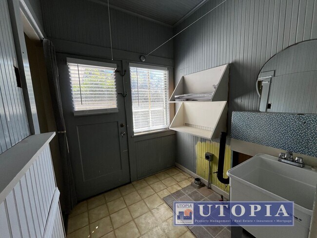 Building Photo - Charming 3 bedroom, 2 bathroom home in the...