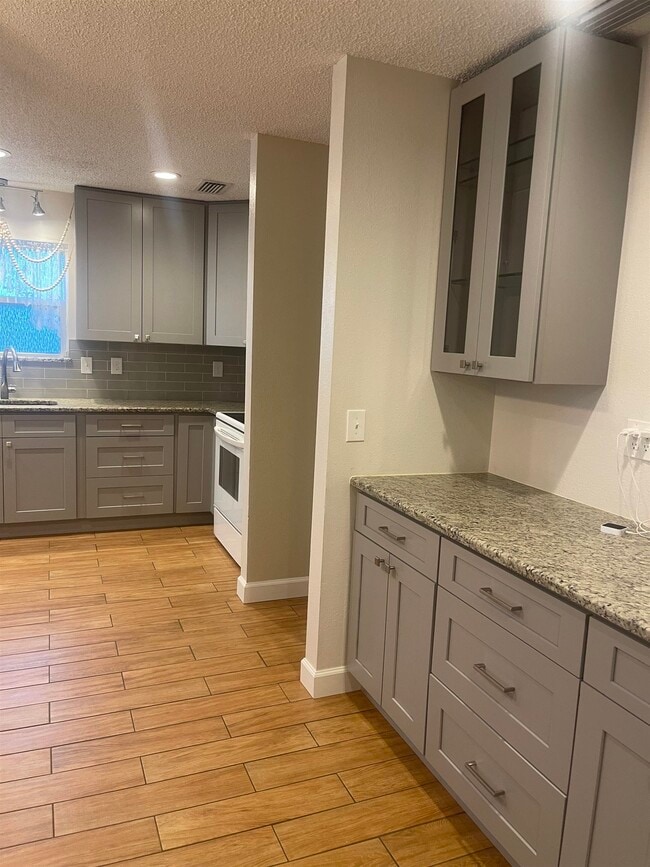 Building Photo - 2928 Del Rio Dr