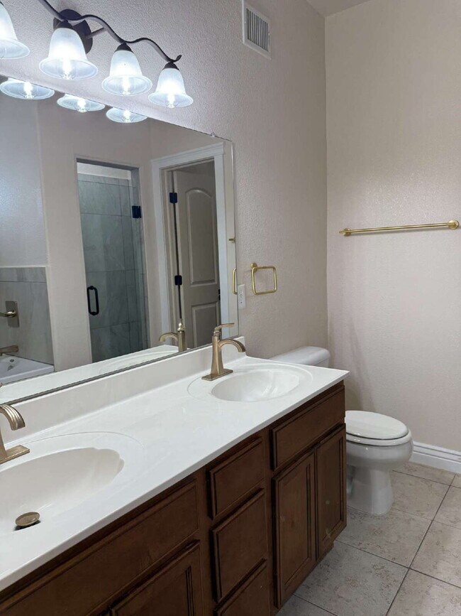 Building Photo - "Spacious 4-Bedroom Oasis with Granite Kit...