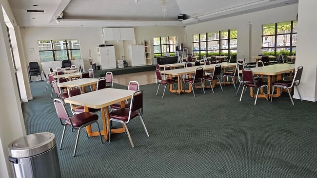 Building Photo - 400 Leslie Dr