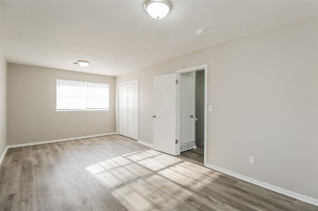 Building Photo - 929 W Idylwild Dr