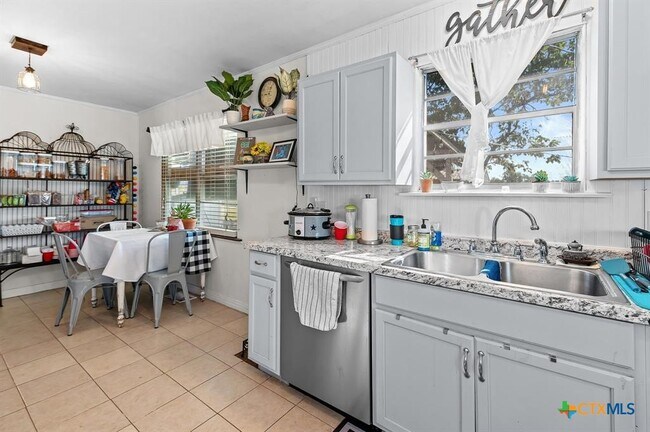 Building Photo - 906 Debus Dr