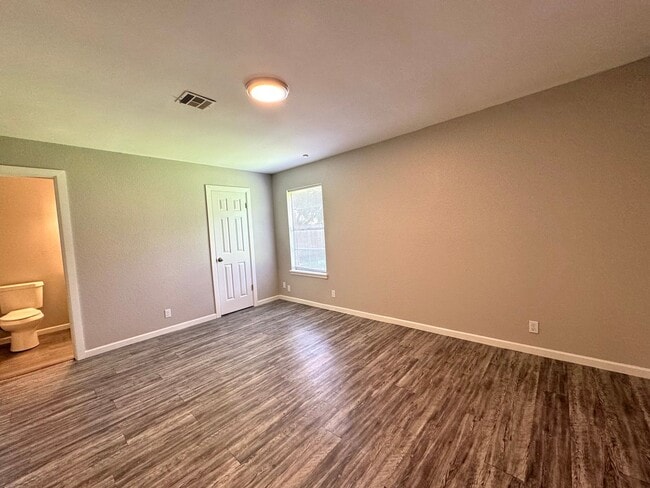 Building Photo - 3 bedroom 2 bathroom Duplex!