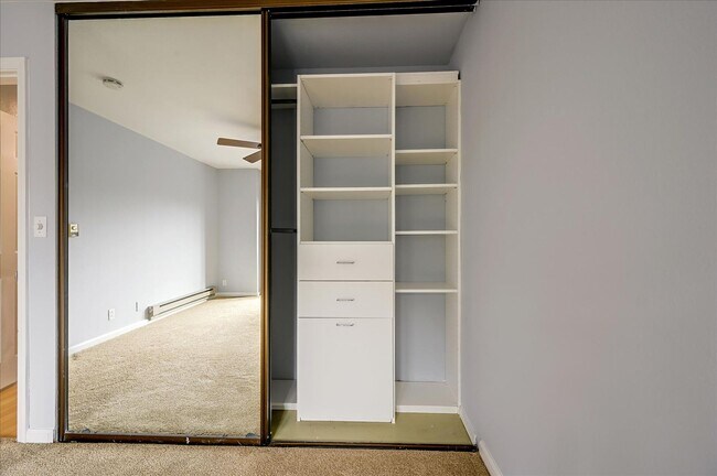 Building Photo - Prime Location 3 Bedroom Condo - Please Co...