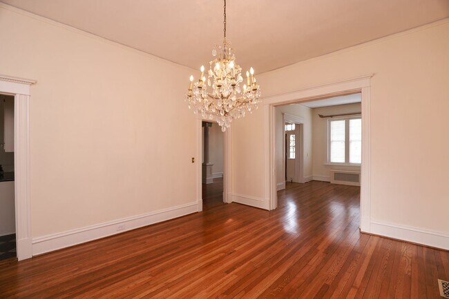 Building Photo - -- AVAILABLE 05/26/2026 -- MUSEUM DISTRICT CHARMER! 2 CAR GARAGE