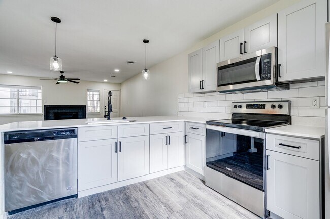 Building Photo - RIVER CROSSING ATX - 2BD/2.5BA - TOWNHOUSE - NEAR DOWNTOWN - NEW INTERIOR - $1495