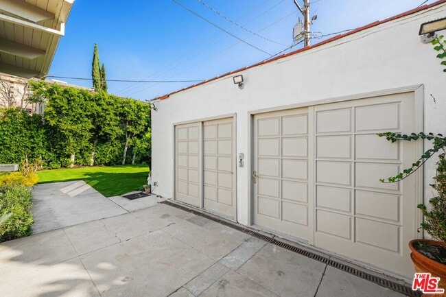 Building Photo - 208 S Rodeo Dr