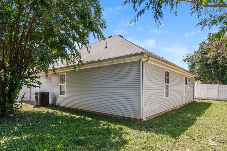 Building Photo - 1443 Rochester Dr