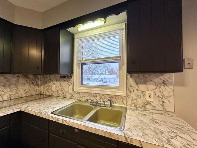 Building Photo - Two Bedroom Apartment in Northwest Grand Rapids - Rent Special!