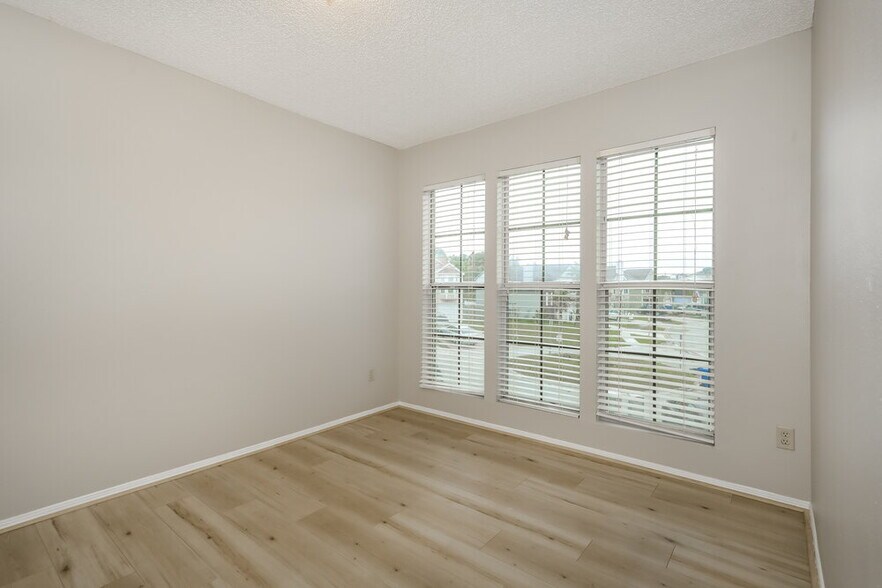 Building Photo - 653 Staffordshire Dr E
