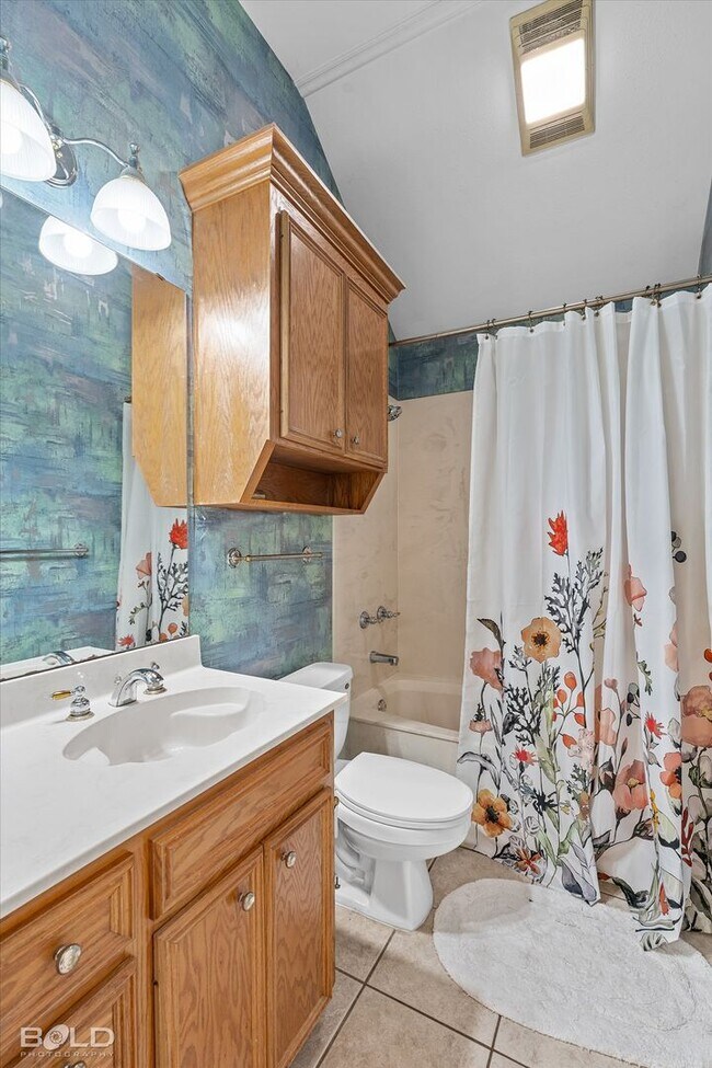 Building Photo - 4 Bedroom 2.5 Bathroom in Stockwell