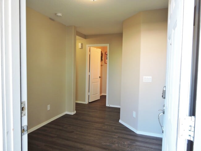 Building Photo - 4 BEDROOM 2 1/2 BATHROOM WITH OFFICE AND LOFT