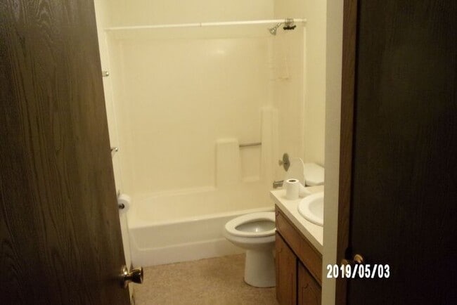 Building Photo - Water/Sewer/Trash Included - Large Two Bedroom One Bath In North Loveland! Easy Access to HWY 287!