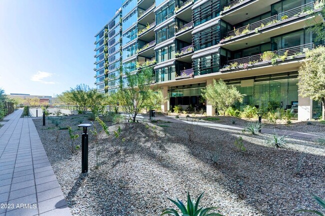 Building Photo - 7180 E Kierland Blvd