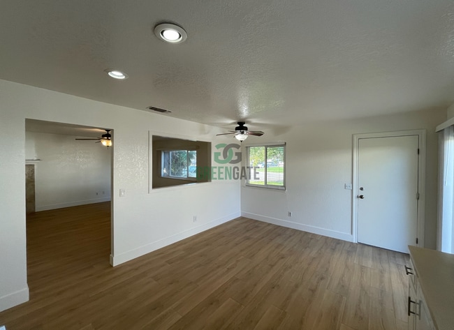 Building Photo - NOW AVAILABLE! Beautiful 3 Bedroom, 2 Bathroom Home Located in Ripon, CA