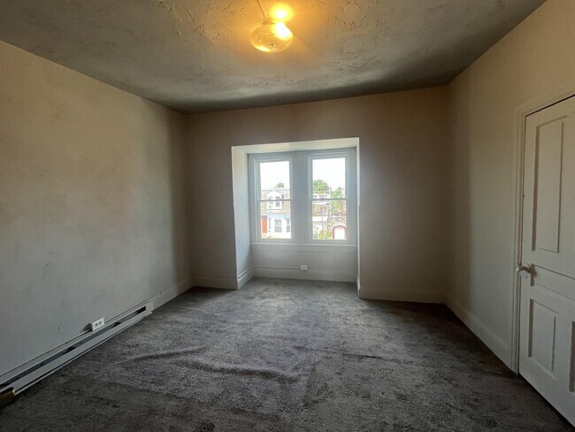 Building Photo - 714 W Poplar St