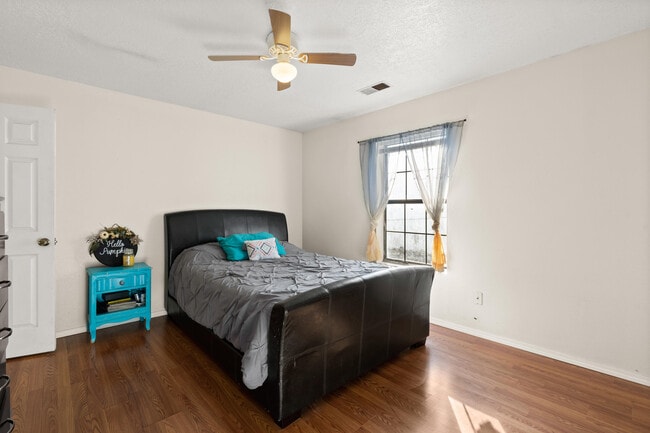 Building Photo - 310 Cll Quieta NE