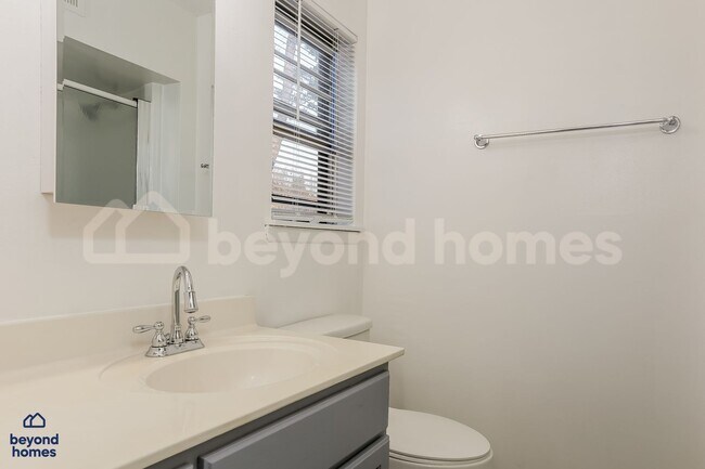 Building Photo - Your Dream Family House with 4 Bed and 2 Full Bath is Ready for Move-In!