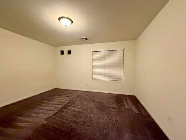 Building Photo - Beautiful 2260sqft 3bed 2.5bath with tile downstairs, carpet in Den & Living Room