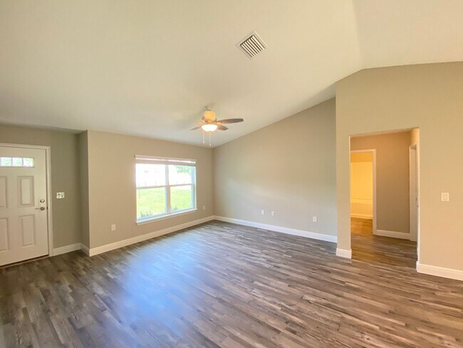 Building Photo - Custom Home - Desirable SE Ocala Neighborh...