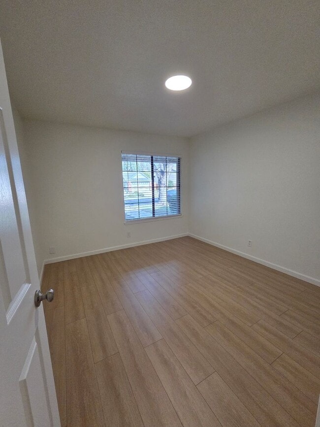 Building Photo - Super clean! 3 Bdrm, 2 Bath near Lembi Park