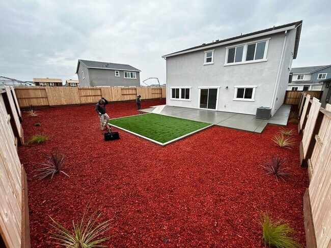 Building Photo - Spectacular New 5/3 Bath Available Now!