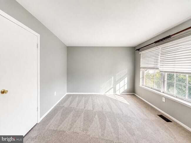 Building Photo - 3811 Glenview Terrace