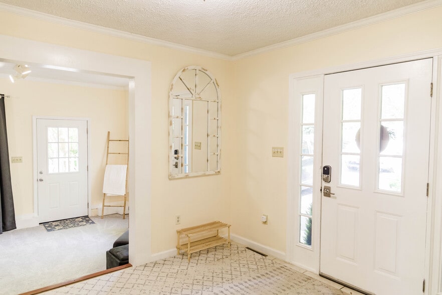 Building Photo - 39 Southwicke Dr