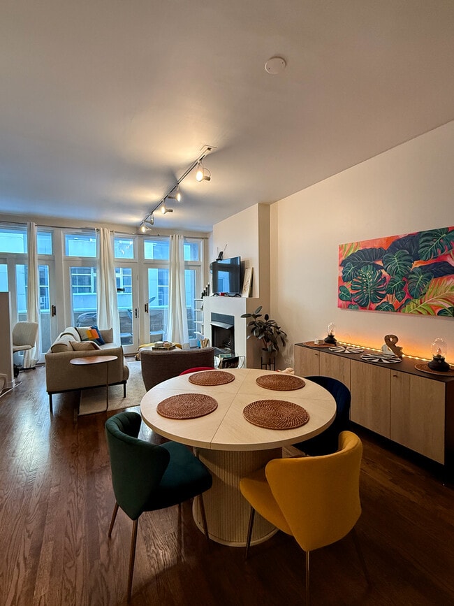 Building Photo - 943 W Huron St