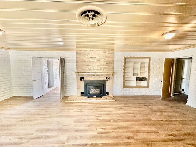 Building Photo - Fully Renovated West Fresno 4/2