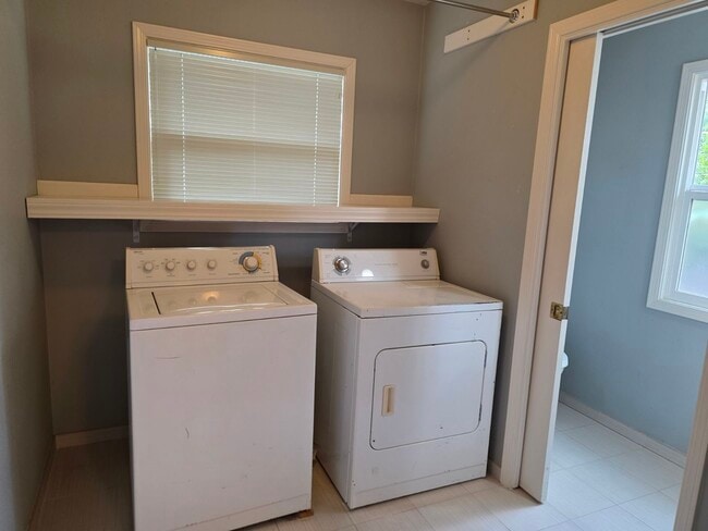 Building Photo - 1545 Brookside Dr