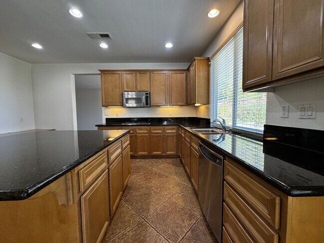 Building Photo - Spacious Temecula House with Bedroom and Bathroom on first floor!